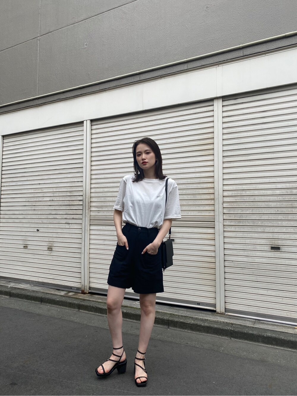 「2020ss、murua、#murua、#ムルーア、#ファッション、#今日のコーデ、#murua_by_staff、山代エンナ、コラボTシャツ、コラボT、Tシャツ、ロゴT、カジュアル、大人カジュアル、ハーフパンツ」｜「MURUAの【MURUA×山代エンナ】プリントTシャツ（Tシャツ/カットソー、ホワイト系）」を使った、金澤 葵さん（レディース・158cm）の夏コーディネートの3枚目の写真