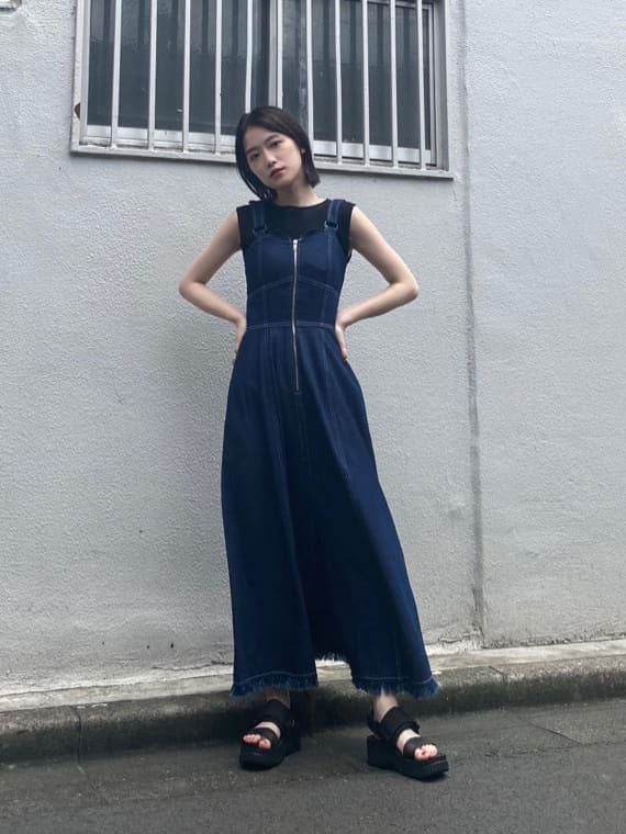 「#キレイめ、murua、#murua、#ムルーア、#ファッション、#今日のコーデ、#murua_by_staff、#ワントーンコーデ、トレンド、murua_snap、デニムコーデ、デニムワンピース、デニムマキシワンピース、ショルダーカバータンクトップ、＃murua×SHAKAコラボ」｜「SHAKAの【MURUA×SHAKA】ウィークエンダープラットフォームサンダル（サンダル、ブラック系）」を使った、金澤 葵さん（レディース・158cm）の夏コーディネートの3枚目の写真