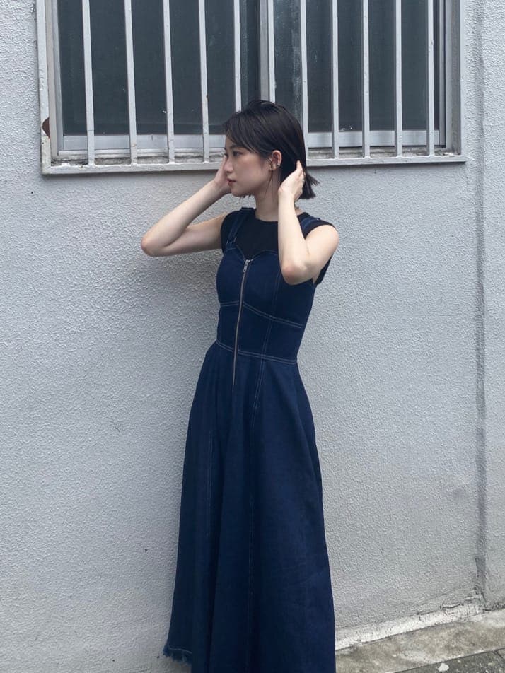 「#キレイめ、murua、#murua、#ムルーア、#ファッション、#今日のコーデ、#murua_by_staff、#ワントーンコーデ、トレンド、murua_snap、デニムコーデ、デニムワンピース、デニムマキシワンピース、ショルダーカバータンクトップ、＃murua×SHAKAコラボ」｜「SHAKAの【MURUA×SHAKA】ウィークエンダープラットフォームサンダル（サンダル、ブラック系）」を使った、金澤 葵さん（レディース・158cm）の夏コーディネートの2枚目の写真