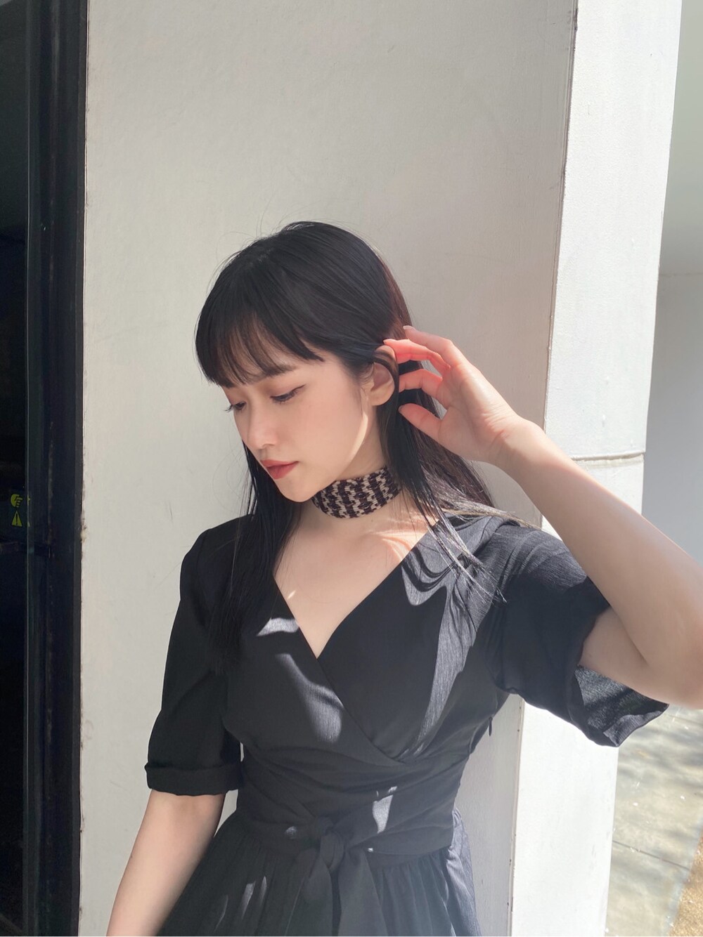 「2020ss、murua、春コーデ、#春服、#murua、#ムルーア、#ファッション、カジュアル、ロングワンピース、カシュクール、#ワンピース、#カシュクール、ワンピース、#murua_by_staff、#ワントーンコーデ」｜「MURUAのプリーツシフォンスカーフ（ストール/ショール、ブラック系）」を使った、金澤 葵さん（レディース・158cm）の春コーディネートの4枚目の写真