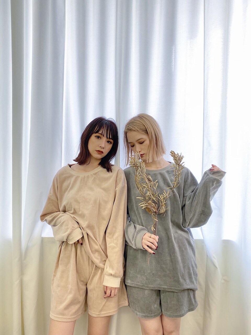 ベージュ系のルームウェア/パジャマ、グリーン系のルームウェア/パジャマを着用したレディースの秋コーディネートの3枚目の写真