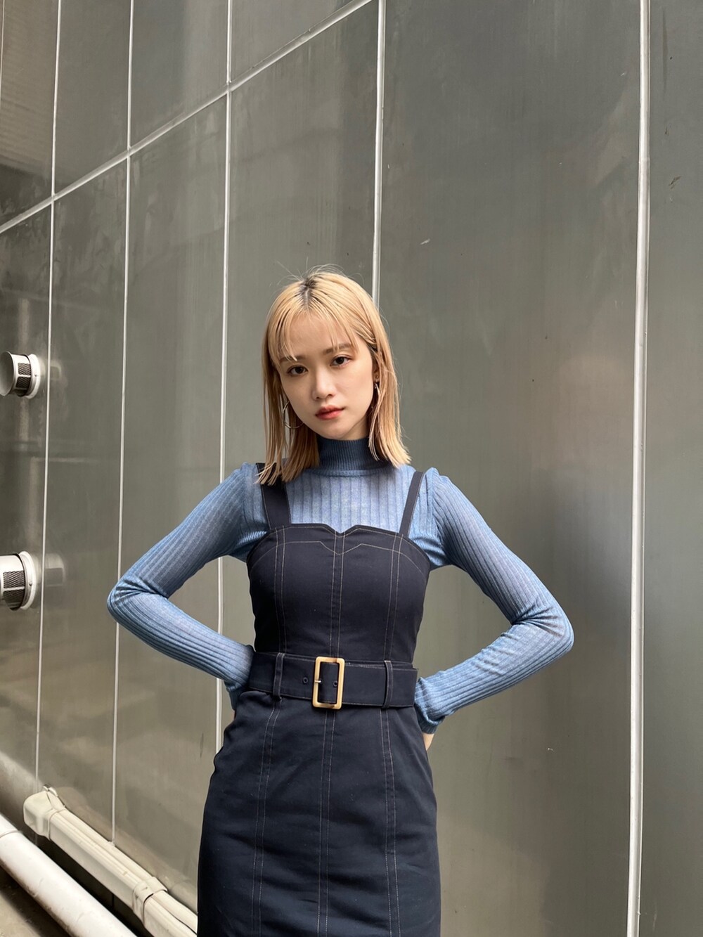 「モード、フェミニン、カジュアルコーデ、大人カジュアル、大人コーデ、マーメイド、厚底シューズ、ローファー、カラーコーデ」｜「MURUAのアシメスリットマーメイドジャンパースカート（ジャンパースカート、ブルー系）」を使った、金澤 葵さん（レディース・158cm）の冬コーディネートの3枚目の写真