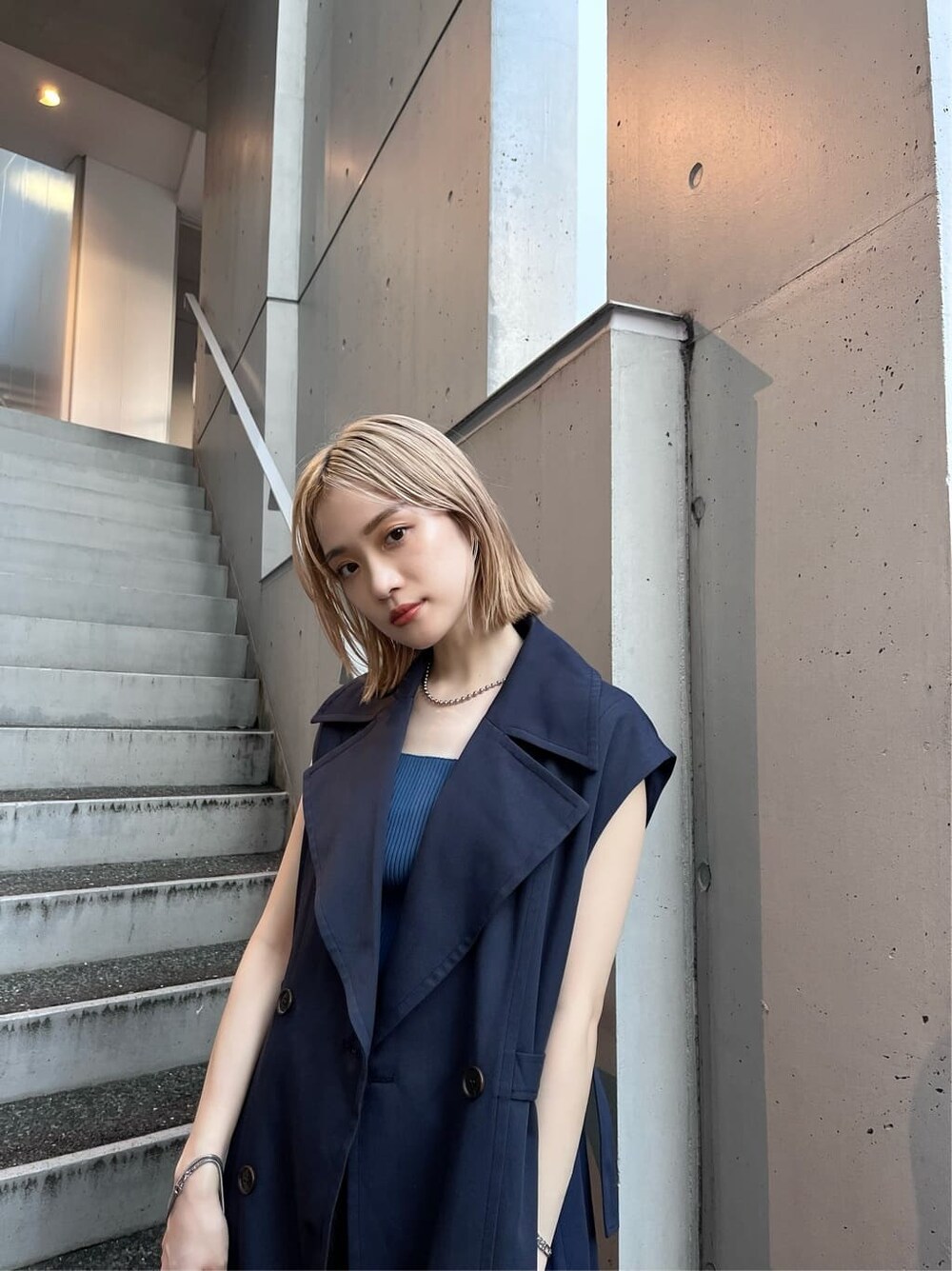 「#キレイめ、#murua_by_staff、#murua、トレンチコート、カジュアルコーデ、murua_snap、#ムルーア、着回しコーデ、着回し、#今日のコーデ、カジュアル、murua、#ファッション、ハイトーンボブ、#ワントーンコーデ」｜「MURUAのバックオープンアシメニットタンク（タンクトップ、ブルー系）」を使った、金澤 葵さん（レディース・158cm）の夏コーディネートの4枚目の写真