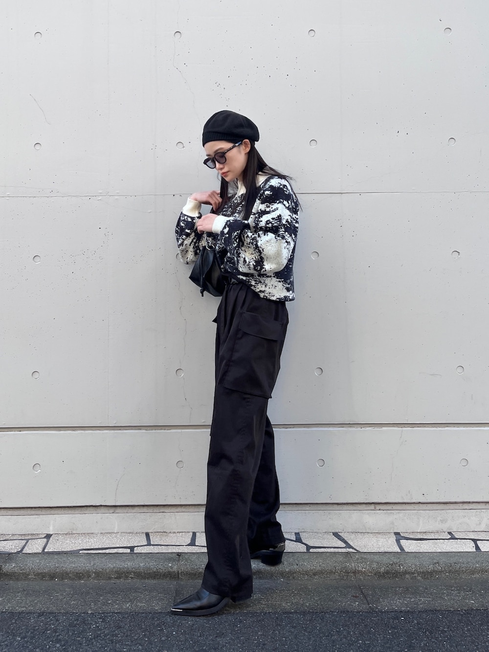 ホワイト系のニット/セーターを着用したレディースの秋コーディネートの2枚目の写真