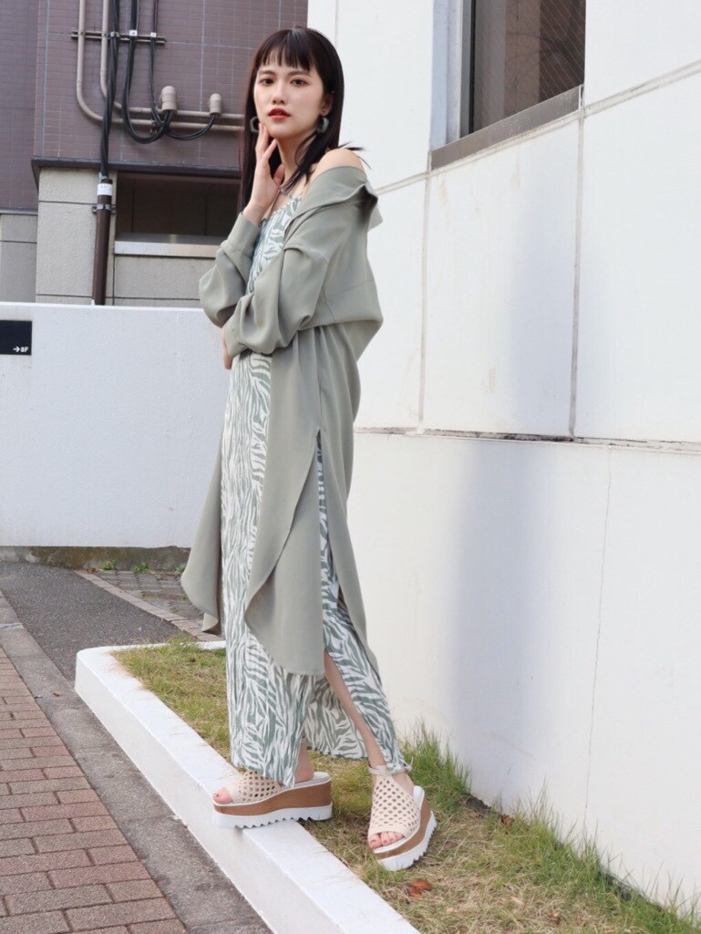 「#キレイめ、2020ss、murua、春コーデ、春カラー、#春服、#murua、#ムルーア、#ファッション、グリーン、ロングワンピース、#ワンピース、#羽織、#ロングシャツ、#今日のコーデ」｜「MURUAのロングシャツキャミワンピース（ワンピース、ベージュ系）」を使った、金澤 葵さん（レディース・158cm）の春コーディネートの2枚目の写真