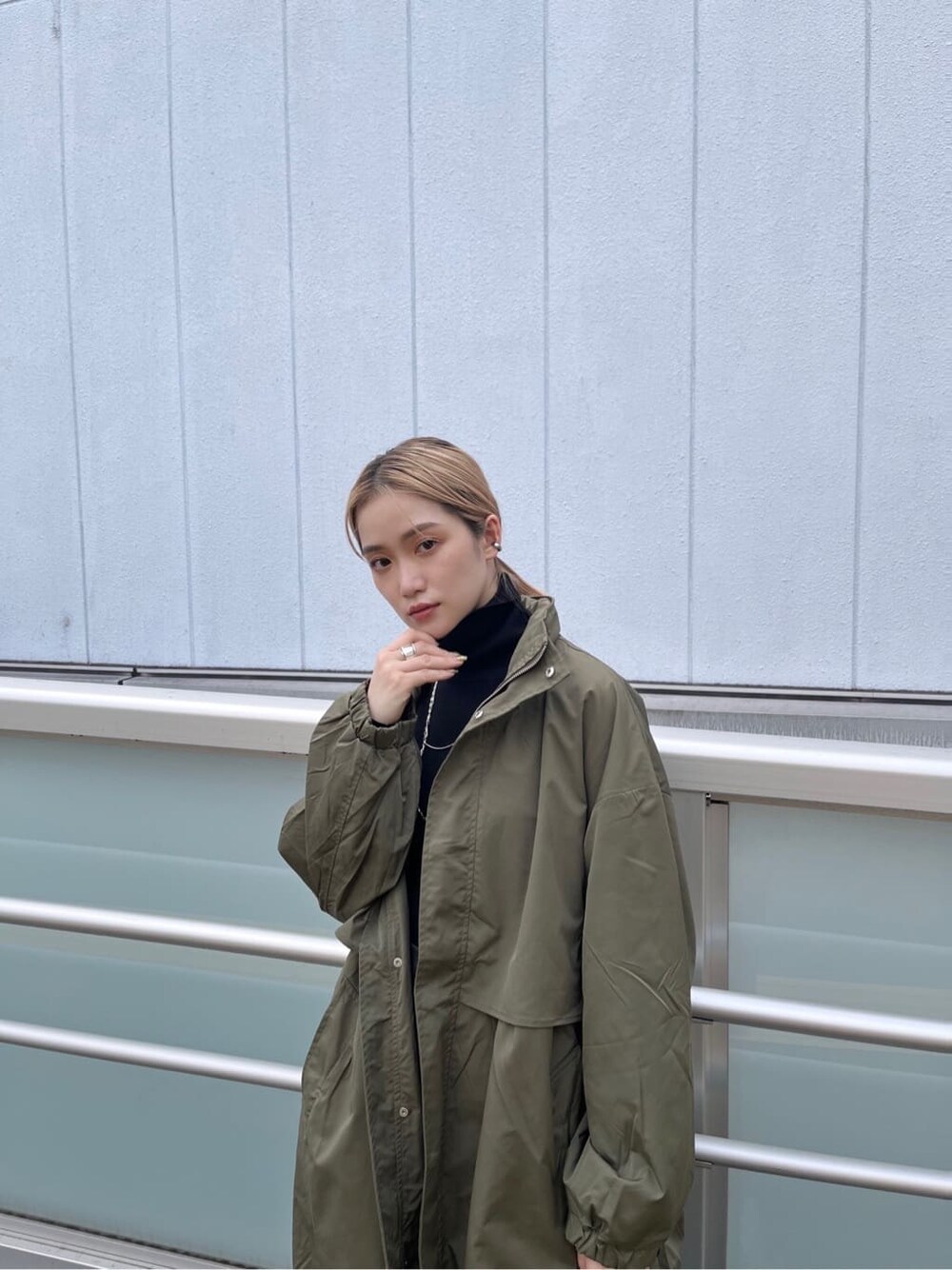 「MURUAのルーズネックミニマルタートル（ニット/セーター、ブラック系）」を使った、金澤 葵さん（レディース・158cm）の秋コーディネートの7枚目の写真