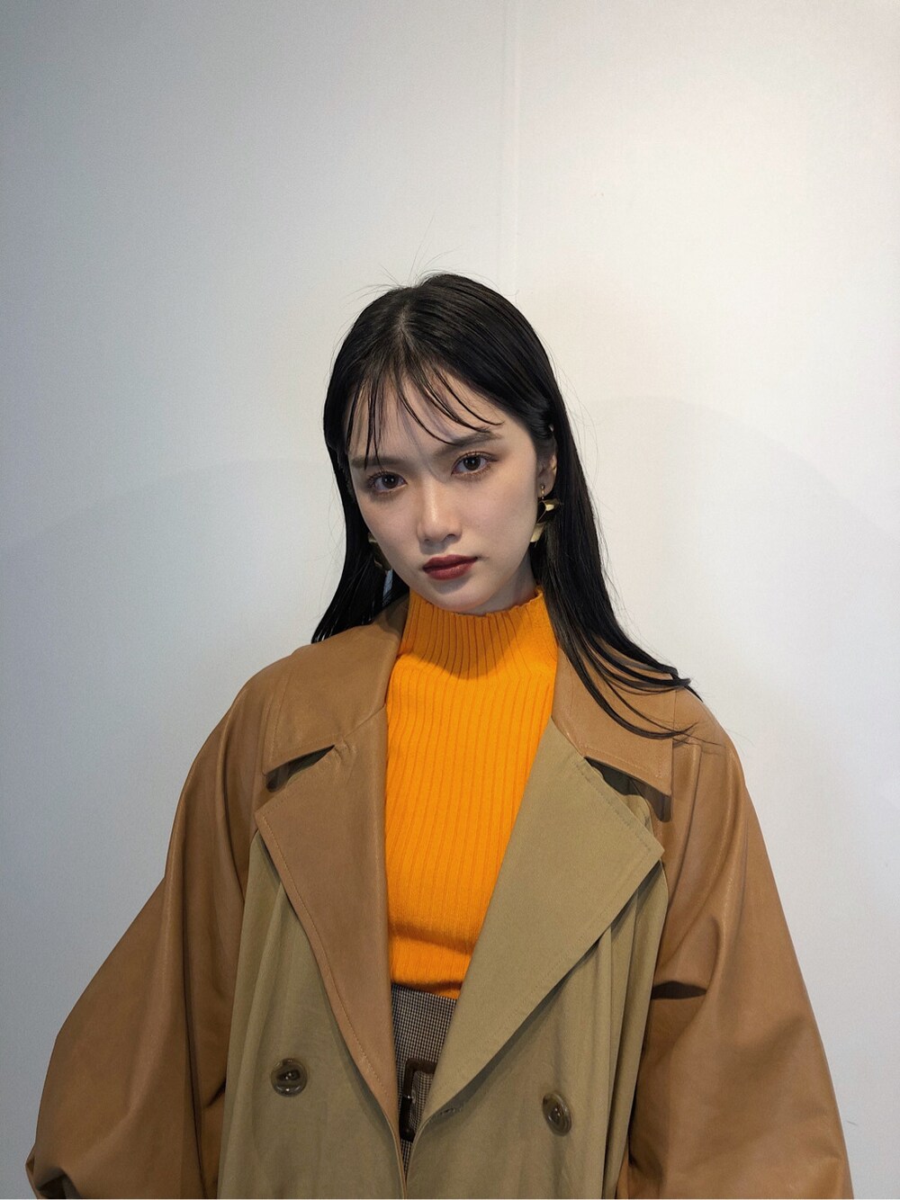 「murua、#murua、#ムルーア、#ファッション、トレンチコート、レイヤード、#murua_by_staff、トレンド、モード系、murua_snap、厚底、ネオンカラー、レザー、ペンシルスカート、ローファー」｜「MURUAのヒールローファーブーツ（ブーツ、ブラウン系）」を使った、金澤 葵さん（レディース・158cm）の夏コーディネートの4枚目の写真