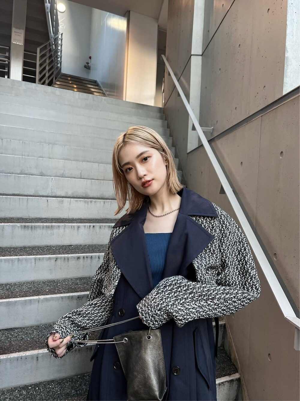 「#キレイめ、#murua_by_staff、#murua、トレンチコート、カジュアルコーデ、murua_snap、#ムルーア、着回しコーデ、着回し、#今日のコーデ、カジュアル、murua、#ファッション、ハイトーンボブ、#ワントーンコーデ」｜「MURUAのバックオープンアシメニットタンク（タンクトップ、ブルー系）」を使った、金澤 葵さん（レディース・158cm）の夏コーディネートの9枚目の写真