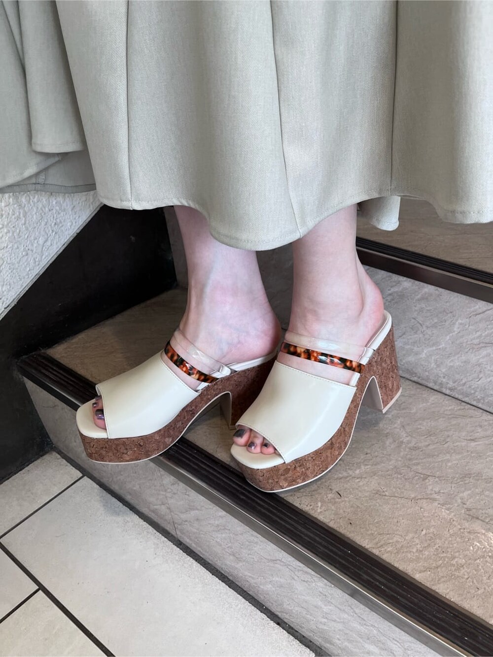 ホワイト系のワンピース、ホワイト系のタンクトップ、ホワイト系のサンダルを着用したレディースの夏コーディネートの8枚目の写真