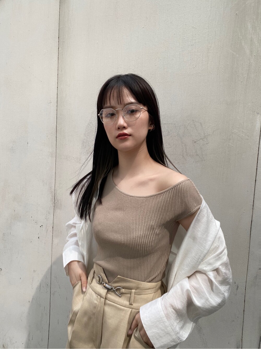 ホワイト系のシャツ/ブラウス、ホワイト系のその他パンツ、シルバー系のショルダーバッグを着用したレディースの春コーディネートの6枚目の写真