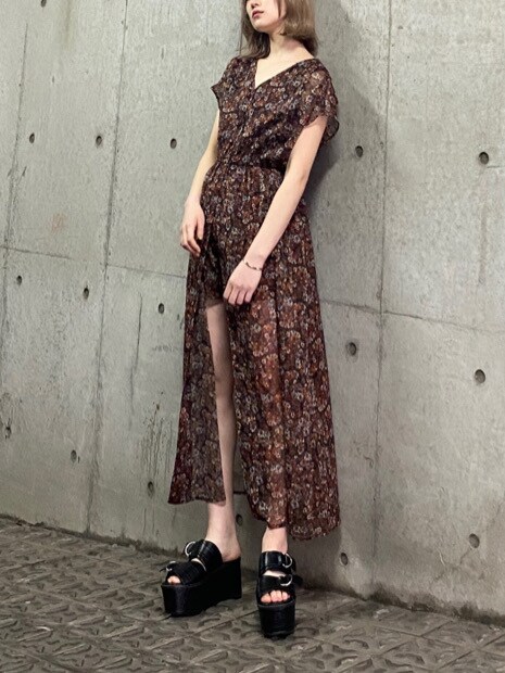 「#キレイめ、murua、#murua、#ムルーア、#ファッション、#今日のコーデ、#murua_by_staff、#ワントーンコーデ、murua_snap、2021SS、spring、春コーデ、春カラー、#春服、春夏コーデ」｜「MURUAのインナーパンツミニマルフラワーワンピース（ワンピース、ブラウン系）」を使った、金澤 葵さん（レディース・158cm）の冬コーディネートの6枚目の写真