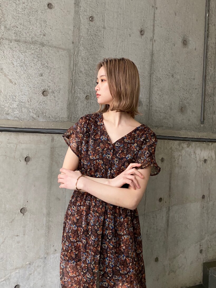 「#キレイめ、murua、#murua、#ムルーア、#ファッション、#今日のコーデ、#murua_by_staff、#ワントーンコーデ、murua_snap、2021SS、spring、春コーデ、春カラー、#春服、春夏コーデ」｜「MURUAのインナーパンツミニマルフラワーワンピース（ワンピース、ブラウン系）」を使った、金澤 葵さん（レディース・158cm）の冬コーディネートの2枚目の写真