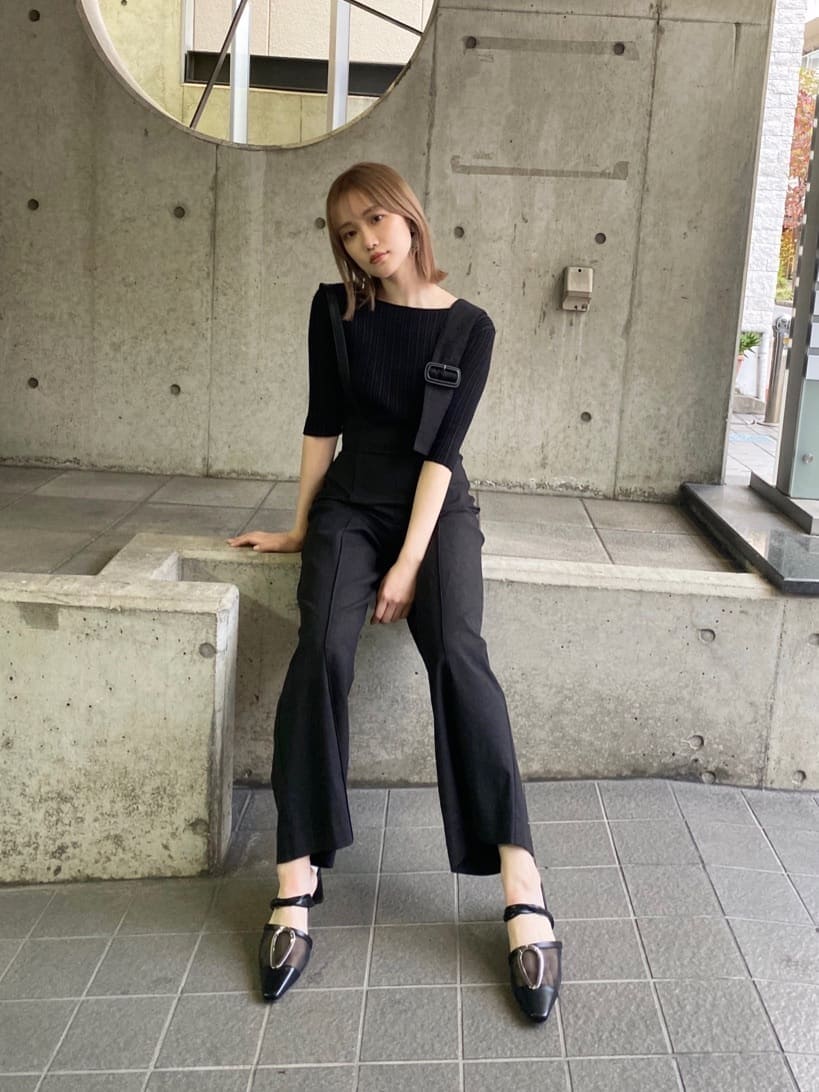 ブラック系のつなぎ/オールインワン、ブラック系のニット/セーターを着用したレディースの春コーディネートの3枚目の写真