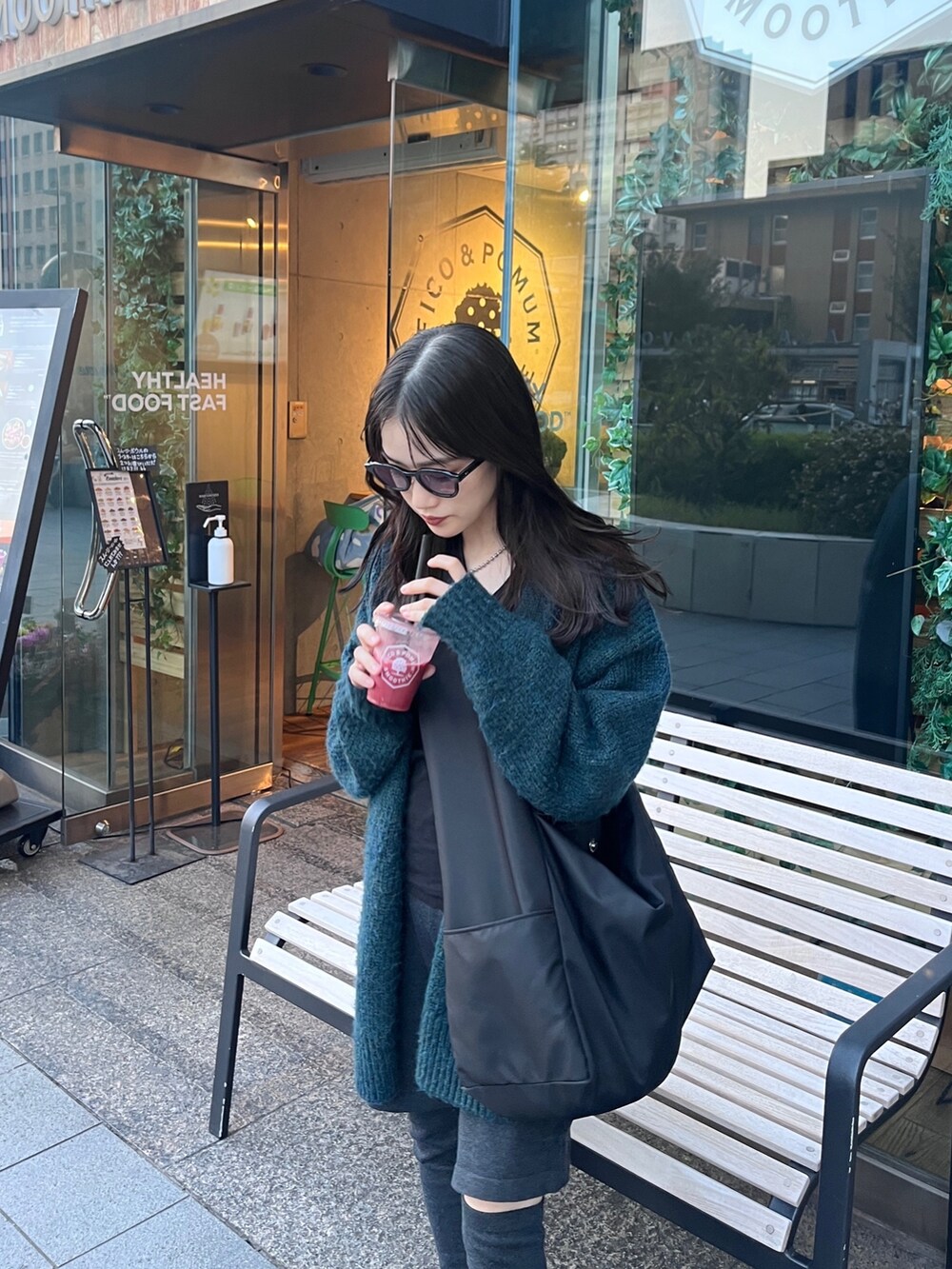 グリーン系のカーディガン/ボレロを着用したレディースの秋コーディネートの3枚目の写真