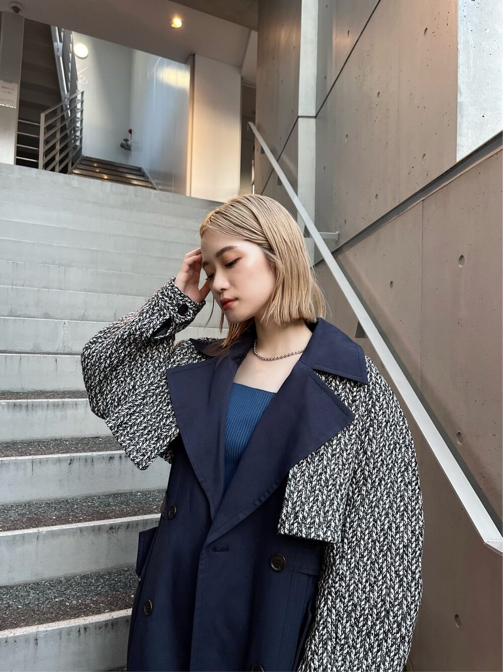 「#キレイめ、#murua_by_staff、#murua、トレンチコート、カジュアルコーデ、murua_snap、#ムルーア、着回しコーデ、着回し、#今日のコーデ、カジュアル、murua、#ファッション、ハイトーンボブ、#ワントーンコーデ」｜「MURUAのバックオープンアシメニットタンク（タンクトップ、ブルー系）」を使った、金澤 葵さん（レディース・158cm）の夏コーディネートの8枚目の写真