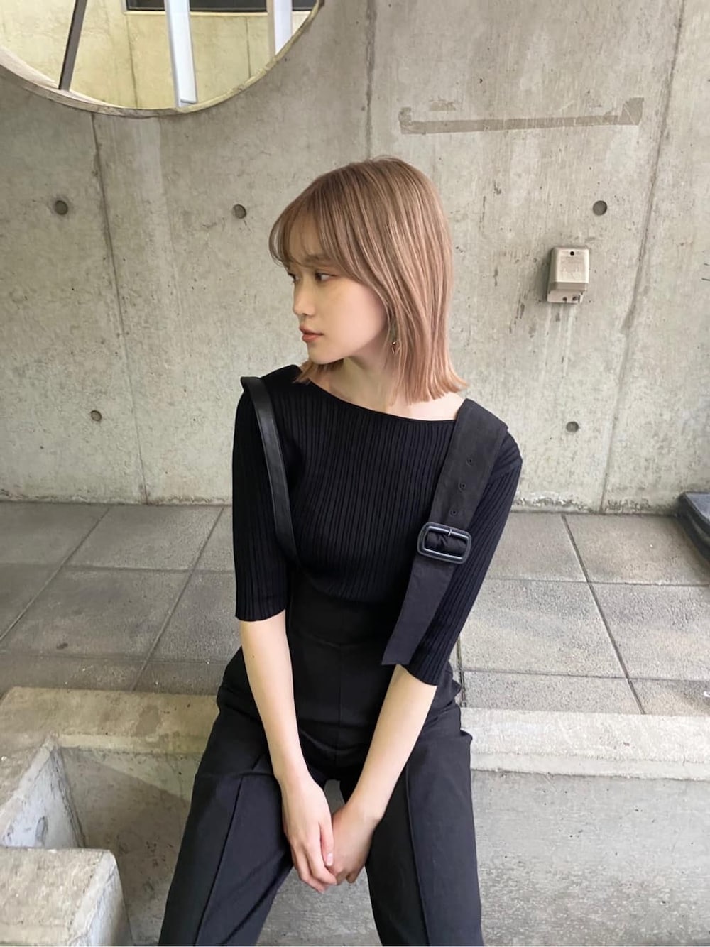 ブラック系のつなぎ/オールインワン、ブラック系のニット/セーターを着用したレディースの春コーディネートの2枚目の写真