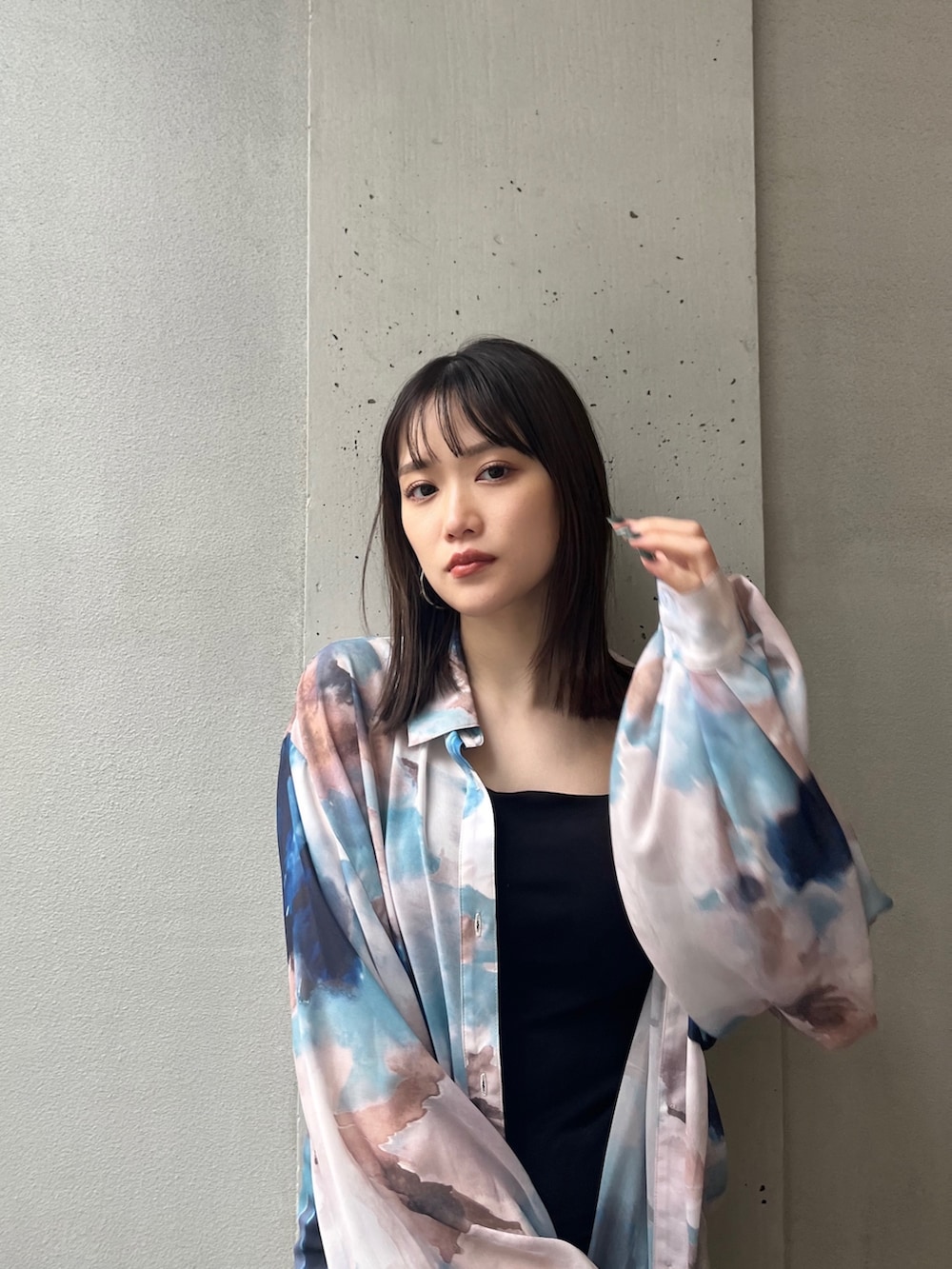 ブラック系のハンドバッグ、ブラック系のサンダル、ブルー系のシャツ/ブラウスを着用したレディースの冬コーディネートの6枚目の写真