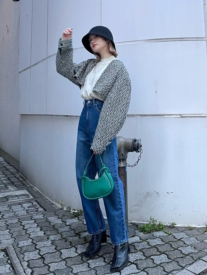 「今季トレンド、#murua_by_staff、#キレイめ、ハイトーン、パンツコーデ、murua_snap、#今日のコーデ、#ファッション、バケハ、着回し、#murua、デニムコーデ、ハイトーンボブ、ショートアウター、#バケットハット」｜「MURUAのアシメカットカラーパンツ（デニムパンツ、ブルー系）」を使った、金澤 葵さん（レディース・158cm）の夏コーディネートの3枚目の写真
