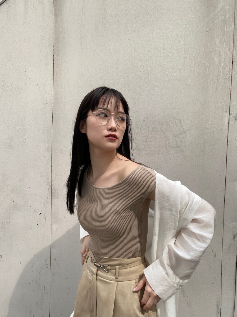 ホワイト系のシャツ/ブラウス、ホワイト系のその他パンツ、シルバー系のショルダーバッグを着用したレディースの春コーディネートの4枚目の写真