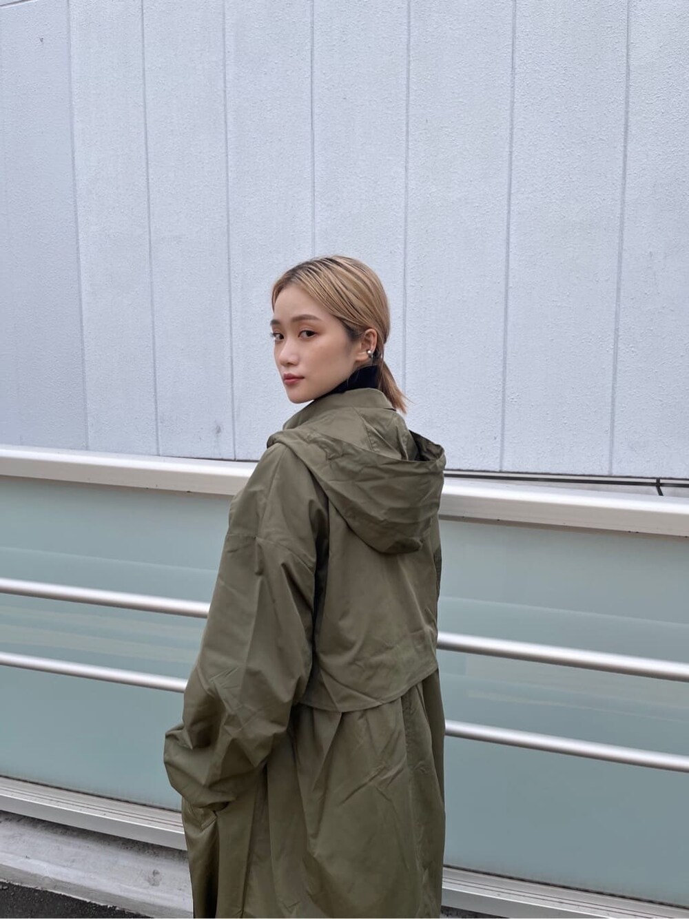 「MURUAのルーズネックミニマルタートル（ニット/セーター、ブラック系）」を使った、金澤 葵さん（レディース・158cm）の秋コーディネートの9枚目の写真