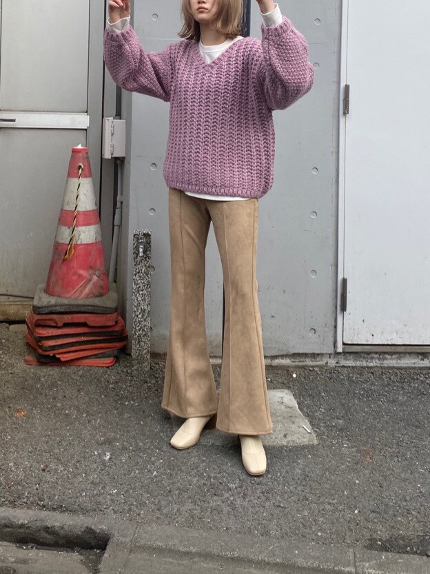 ホワイト系のブーツ、ベージュ系のその他パンツを着用したレディースの冬コーディネートの6枚目の写真