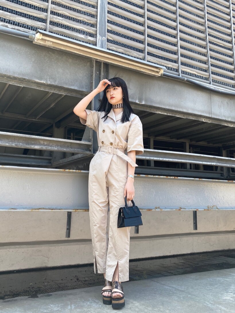 ベージュ系のつなぎ/オールインワン、その他のサンダル、ブラック系のショルダーバッグを着用したレディースの春コーディネートの2枚目の写真