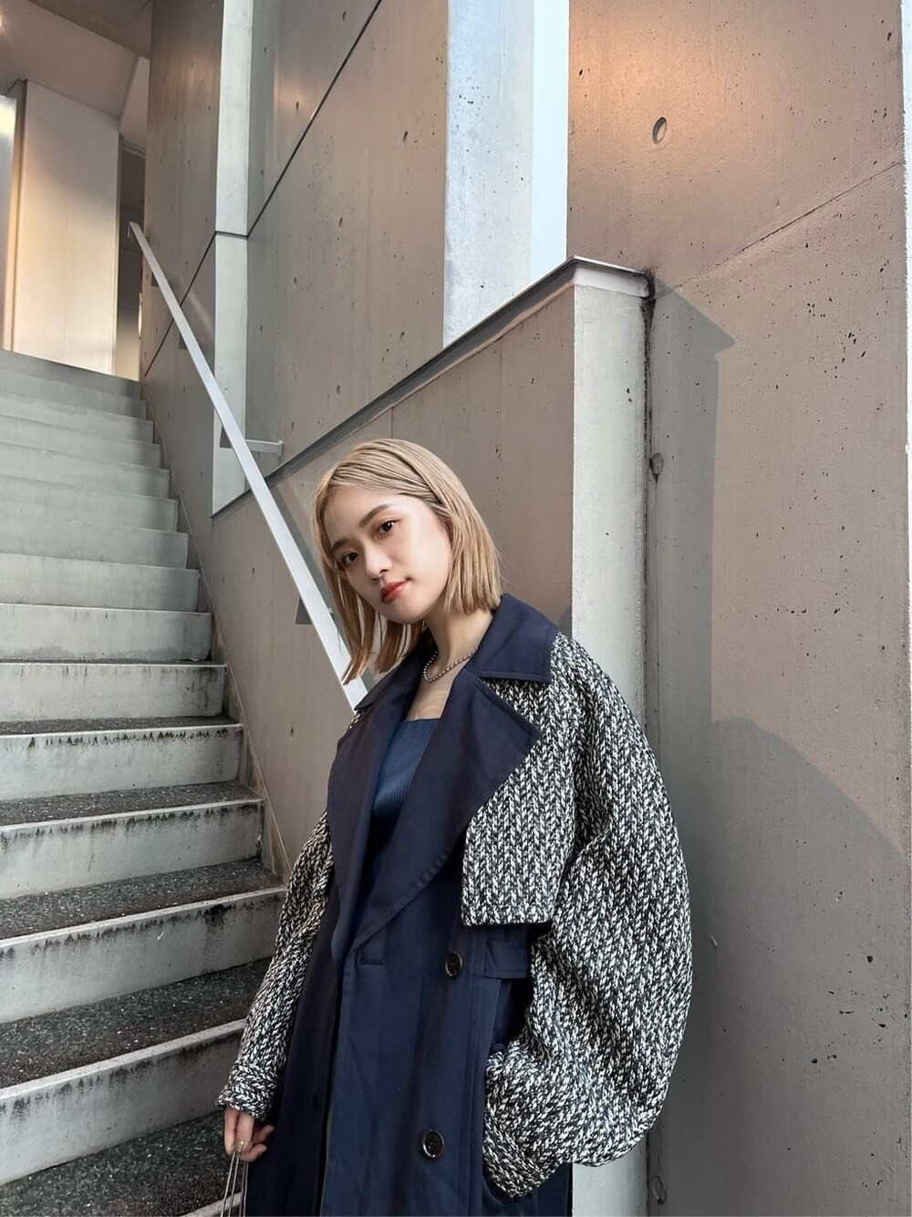 「#キレイめ、#murua_by_staff、#murua、トレンチコート、カジュアルコーデ、murua_snap、#ムルーア、着回しコーデ、着回し、#今日のコーデ、カジュアル、murua、#ファッション、ハイトーンボブ、#ワントーンコーデ」｜「MURUAのバックオープンアシメニットタンク（タンクトップ、ブルー系）」を使った、金澤 葵さん（レディース・158cm）の夏コーディネートの7枚目の写真