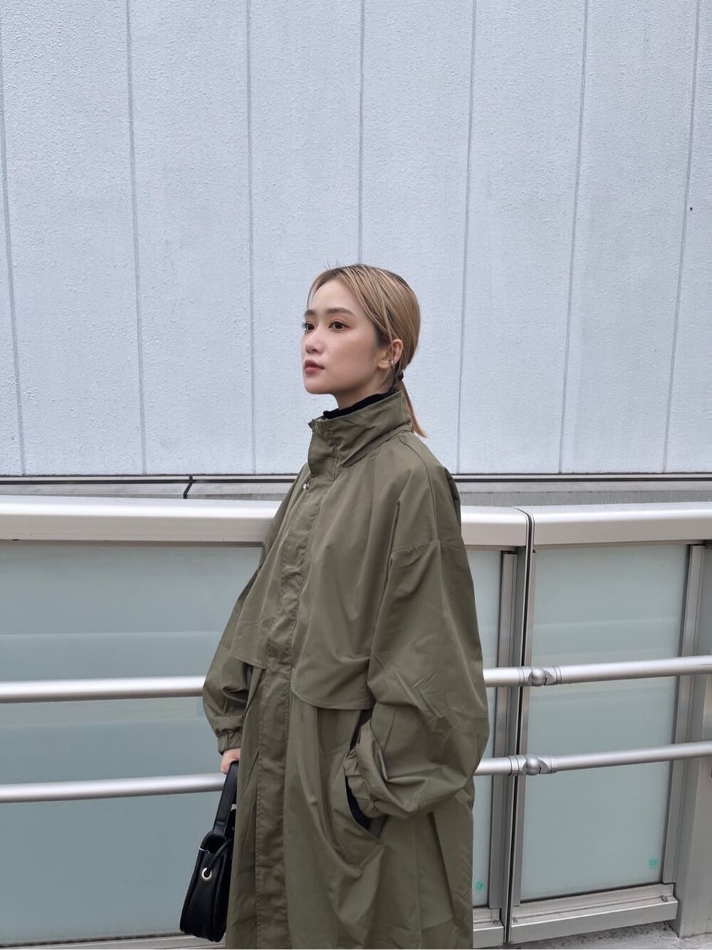 「MURUAのルーズネックミニマルタートル（ニット/セーター、ブラック系）」を使った、金澤 葵さん（レディース・158cm）の秋コーディネートの5枚目の写真
