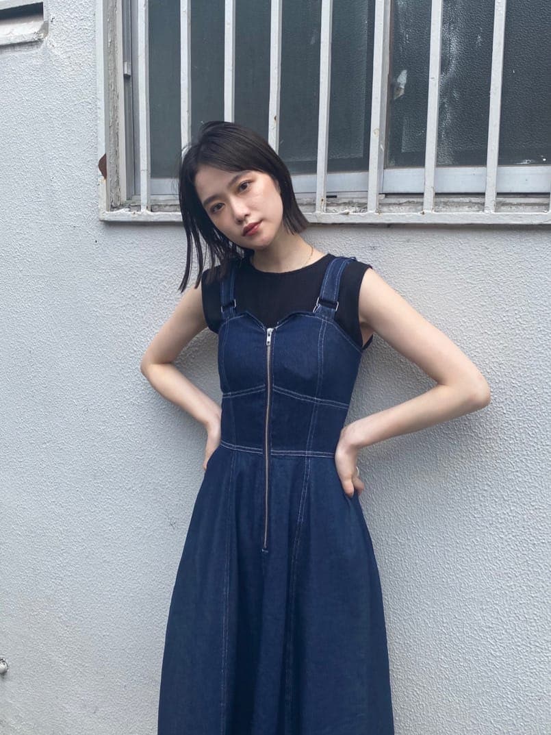 「#キレイめ、murua、#murua、#ムルーア、#ファッション、#今日のコーデ、#murua_by_staff、#ワントーンコーデ、トレンド、murua_snap、デニムコーデ、デニムワンピース、デニムマキシワンピース、ショルダーカバータンクトップ、＃murua×SHAKAコラボ」｜「SHAKAの【MURUA×SHAKA】ウィークエンダープラットフォームサンダル（サンダル、ブラック系）」を使った、金澤 葵さん（レディース・158cm）の夏コーディネートの5枚目の写真