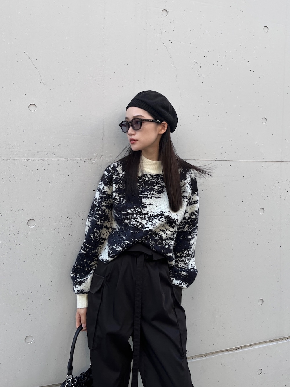 ホワイト系のニット/セーターを着用したレディースの秋コーディネートの3枚目の写真