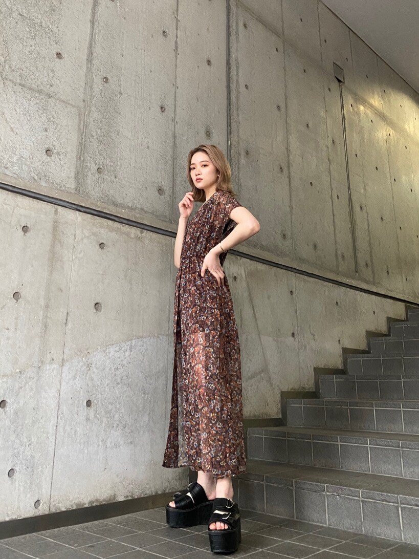 「#キレイめ、murua、#murua、#ムルーア、#ファッション、#今日のコーデ、#murua_by_staff、#ワントーンコーデ、murua_snap、2021SS、spring、春コーデ、春カラー、#春服、春夏コーデ」｜「MURUAのインナーパンツミニマルフラワーワンピース（ワンピース、ブラウン系）」を使った、金澤 葵さん（レディース・158cm）の冬コーディネートの4枚目の写真