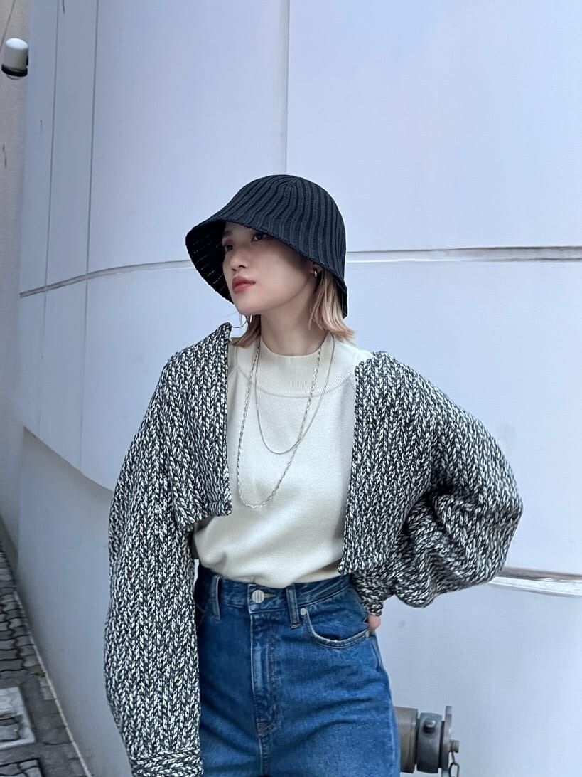 「今季トレンド、#murua_by_staff、#キレイめ、ハイトーン、パンツコーデ、murua_snap、#今日のコーデ、#ファッション、バケハ、着回し、#murua、デニムコーデ、ハイトーンボブ、ショートアウター、#バケットハット」｜「MURUAのアシメカットカラーパンツ（デニムパンツ、ブルー系）」を使った、金澤 葵さん（レディース・158cm）の夏コーディネートの8枚目の写真