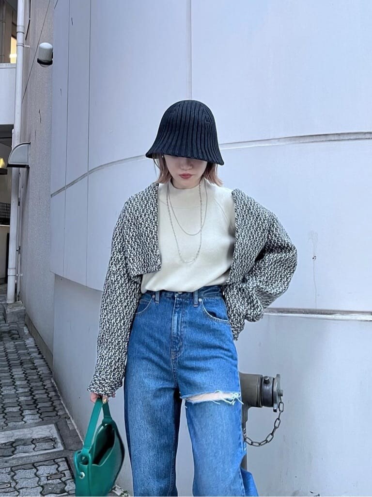 「今季トレンド、#murua_by_staff、#キレイめ、ハイトーン、パンツコーデ、murua_snap、#今日のコーデ、#ファッション、バケハ、着回し、#murua、デニムコーデ、ハイトーンボブ、ショートアウター、#バケットハット」｜「MURUAのアシメカットカラーパンツ（デニムパンツ、ブルー系）」を使った、金澤 葵さん（レディース・158cm）の夏コーディネートの4枚目の写真