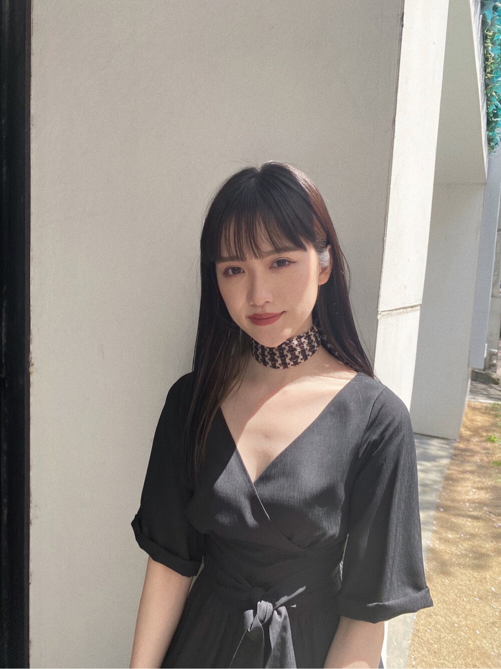 「2020ss、murua、春コーデ、#春服、#murua、#ムルーア、#ファッション、カジュアル、ロングワンピース、カシュクール、#ワンピース、#カシュクール、ワンピース、#murua_by_staff、#ワントーンコーデ」｜「MURUAのプリーツシフォンスカーフ（ストール/ショール、ブラック系）」を使った、金澤 葵さん（レディース・158cm）の春コーディネートの5枚目の写真