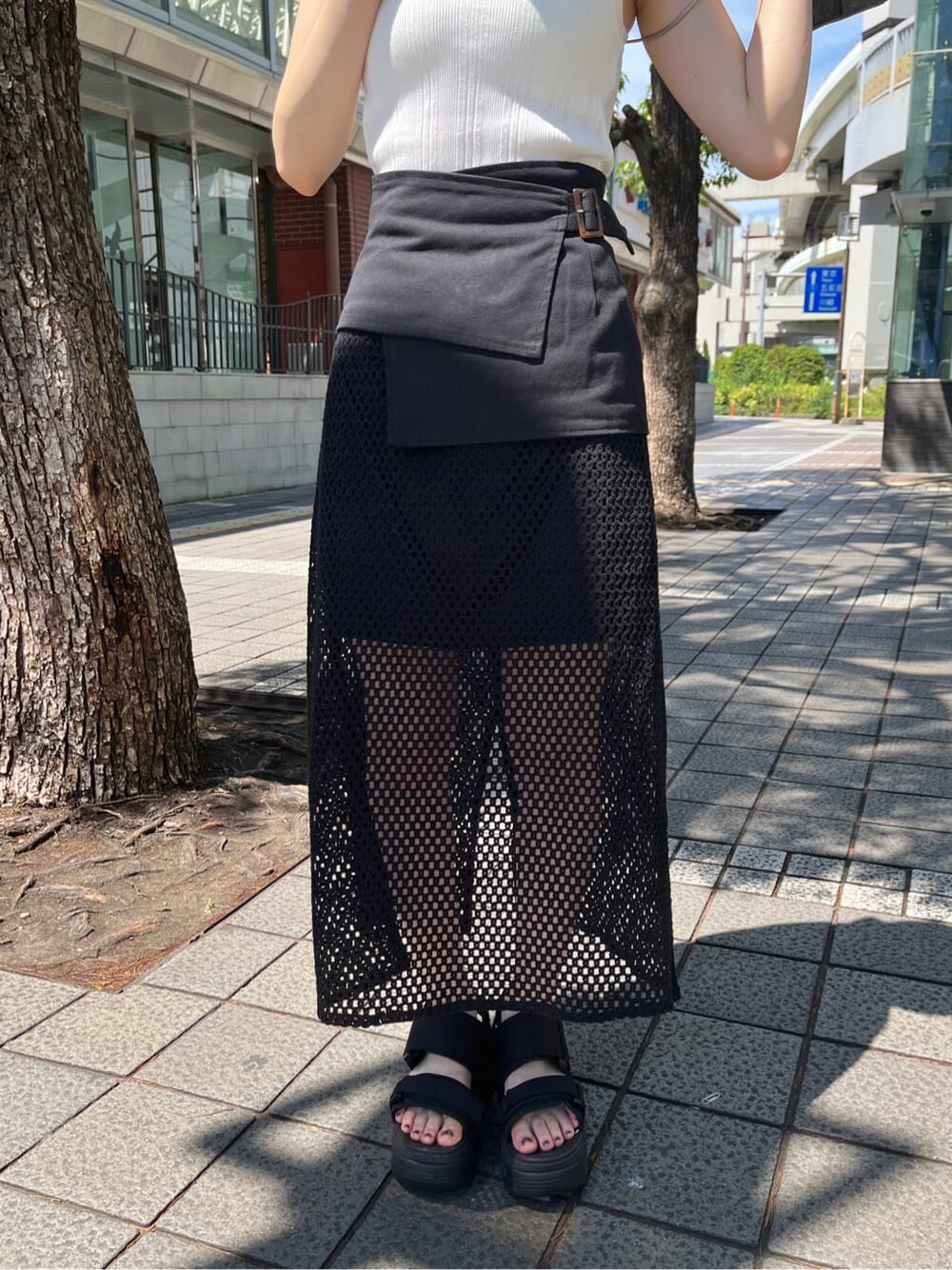 ホワイト系のサンダル、ブラック系のスカート、ホワイト系のタンクトップを着用したレディースの夏コーディネートの9枚目の写真