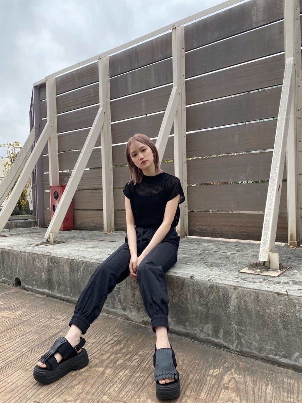 ブラック系のその他パンツ、ホワイト系のサンダル、ブラック系のニット/セーターを着用したレディースの冬コーディネートの3枚目の写真