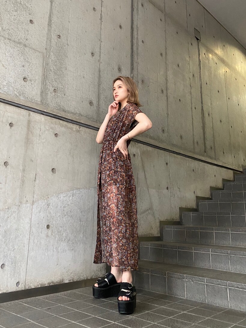 「#キレイめ、murua、#murua、#ムルーア、#ファッション、#今日のコーデ、#murua_by_staff、#ワントーンコーデ、murua_snap、2021SS、spring、春コーデ、春カラー、#春服、春夏コーデ」｜「MURUAのインナーパンツミニマルフラワーワンピース（ワンピース、ブラウン系）」を使った、金澤 葵さん（レディース・158cm）の冬コーディネートの5枚目の写真