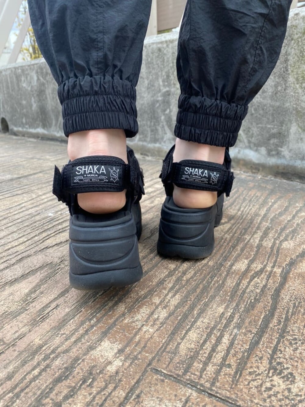 ブラック系のその他パンツ、ホワイト系のサンダル、ブラック系のニット/セーターを着用したレディースの冬コーディネートの9枚目の写真