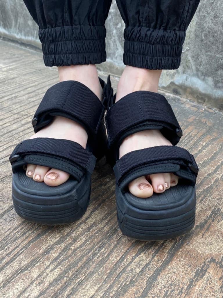 ブラック系のその他パンツ、ホワイト系のサンダル、ブラック系のニット/セーターを着用したレディースの冬コーディネートの7枚目の写真