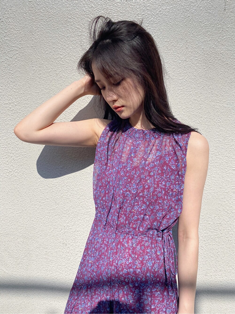 パープル系のワンピース、ブラック系のサンダル、ゴールド系のイヤリングを着用したレディースの夏コーディネートの5枚目の写真