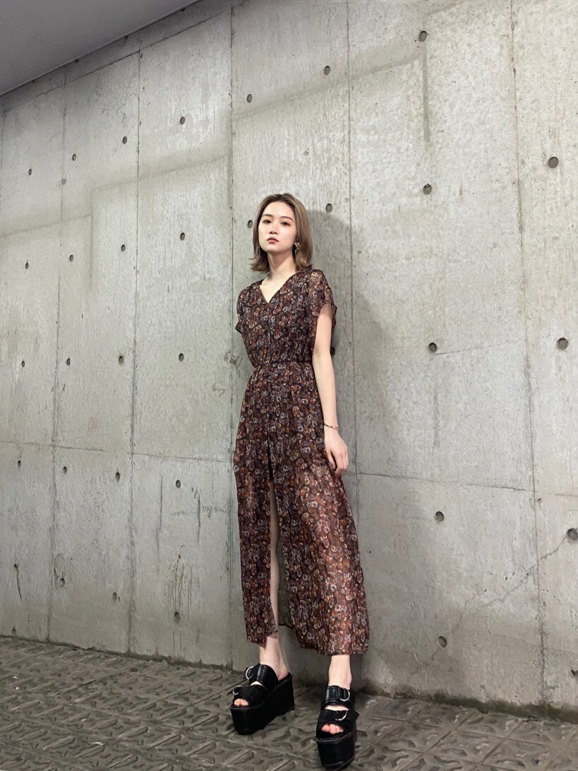 「#キレイめ、murua、#murua、#ムルーア、#ファッション、#今日のコーデ、#murua_by_staff、#ワントーンコーデ、murua_snap、2021SS、spring、春コーデ、春カラー、#春服、春夏コーデ」｜「MURUAのインナーパンツミニマルフラワーワンピース（ワンピース、ブラウン系）」を使った、金澤 葵さん（レディース・158cm）の冬コーディネートの3枚目の写真