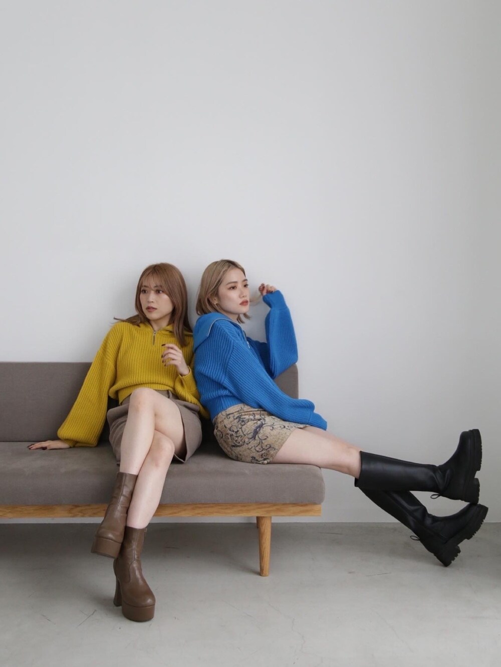 ブルー系のニット/セーター、イエロー系のニット/セーター、ブラウン系のスカートを着用したレディースの冬コーディネートの2枚目の写真