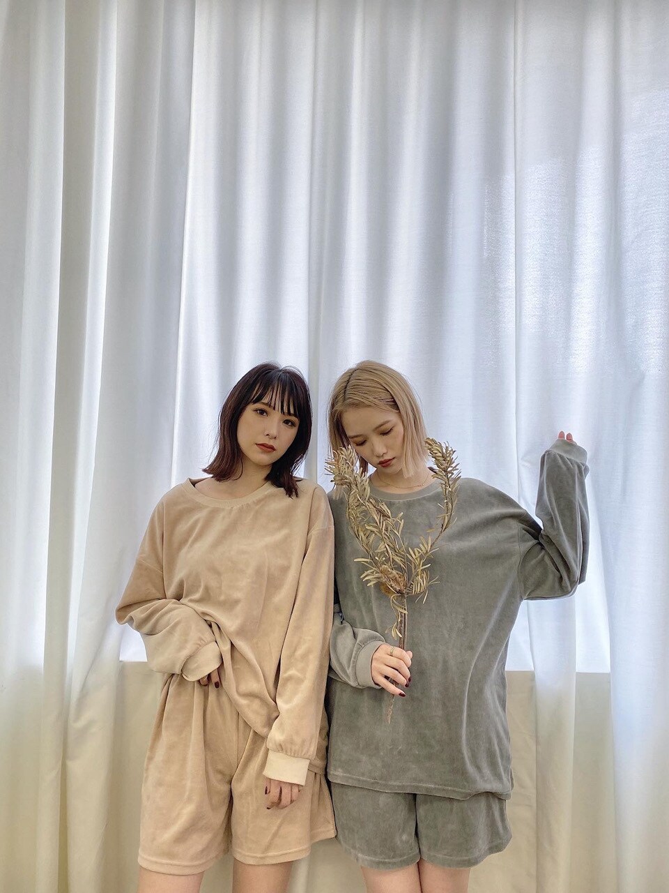 ベージュ系のルームウェア/パジャマ、グリーン系のルームウェア/パジャマを着用したレディースの秋コーディネートの2枚目の写真