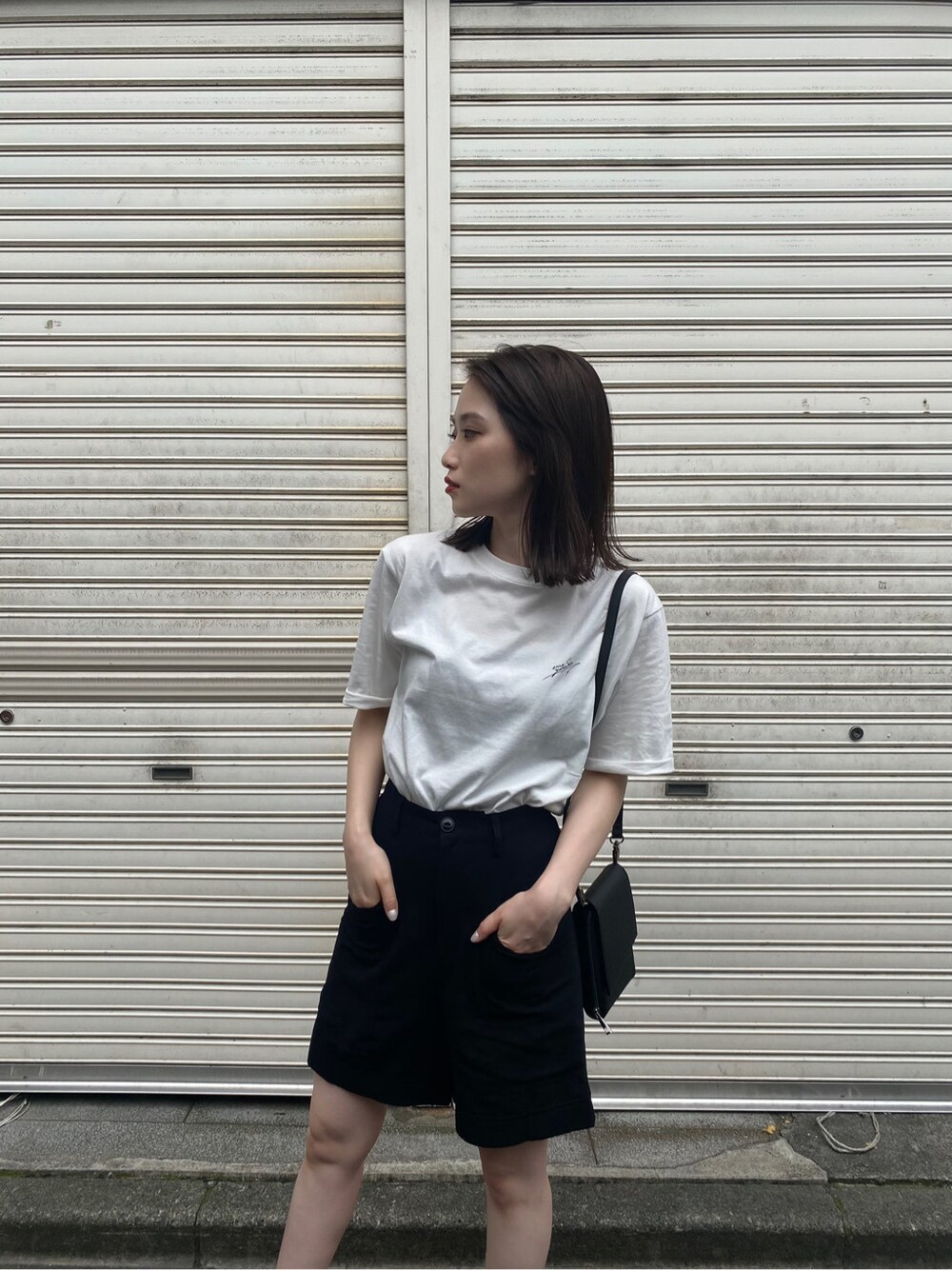 「2020ss、murua、#murua、#ムルーア、#ファッション、#今日のコーデ、#murua_by_staff、山代エンナ、コラボTシャツ、コラボT、Tシャツ、ロゴT、カジュアル、大人カジュアル、ハーフパンツ」｜「MURUAの【MURUA×山代エンナ】プリントTシャツ（Tシャツ/カットソー、ホワイト系）」を使った、金澤 葵さん（レディース・158cm）の夏コーディネートの2枚目の写真