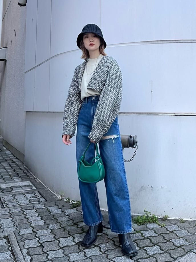 「今季トレンド、#murua_by_staff、#キレイめ、ハイトーン、パンツコーデ、murua_snap、#今日のコーデ、#ファッション、バケハ、着回し、#murua、デニムコーデ、ハイトーンボブ、ショートアウター、#バケットハット」｜「MURUAのアシメカットカラーパンツ（デニムパンツ、ブルー系）」を使った、金澤 葵さん（レディース・158cm）の夏コーディネートの2枚目の写真