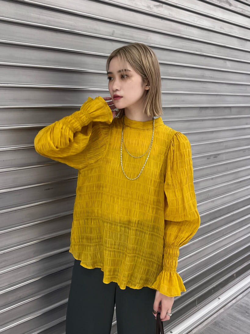 「大人フェミニン、ラインパンツ、ブルベ、ハイトーン、モード系ファッション、#キレイめ、#ムルーア、個性派、#ワイドパンツ、モード、ハイトーンボブ、murua、#今日のコーデ、大人カジュアル、フェミニンモード」｜「MURUAの2WAYワッシャーボリュームブラウス（シャツ/ブラウス、イエロー系）」を使った、金澤 葵さん（レディース・158cm）の夏コーディネートの3枚目の写真