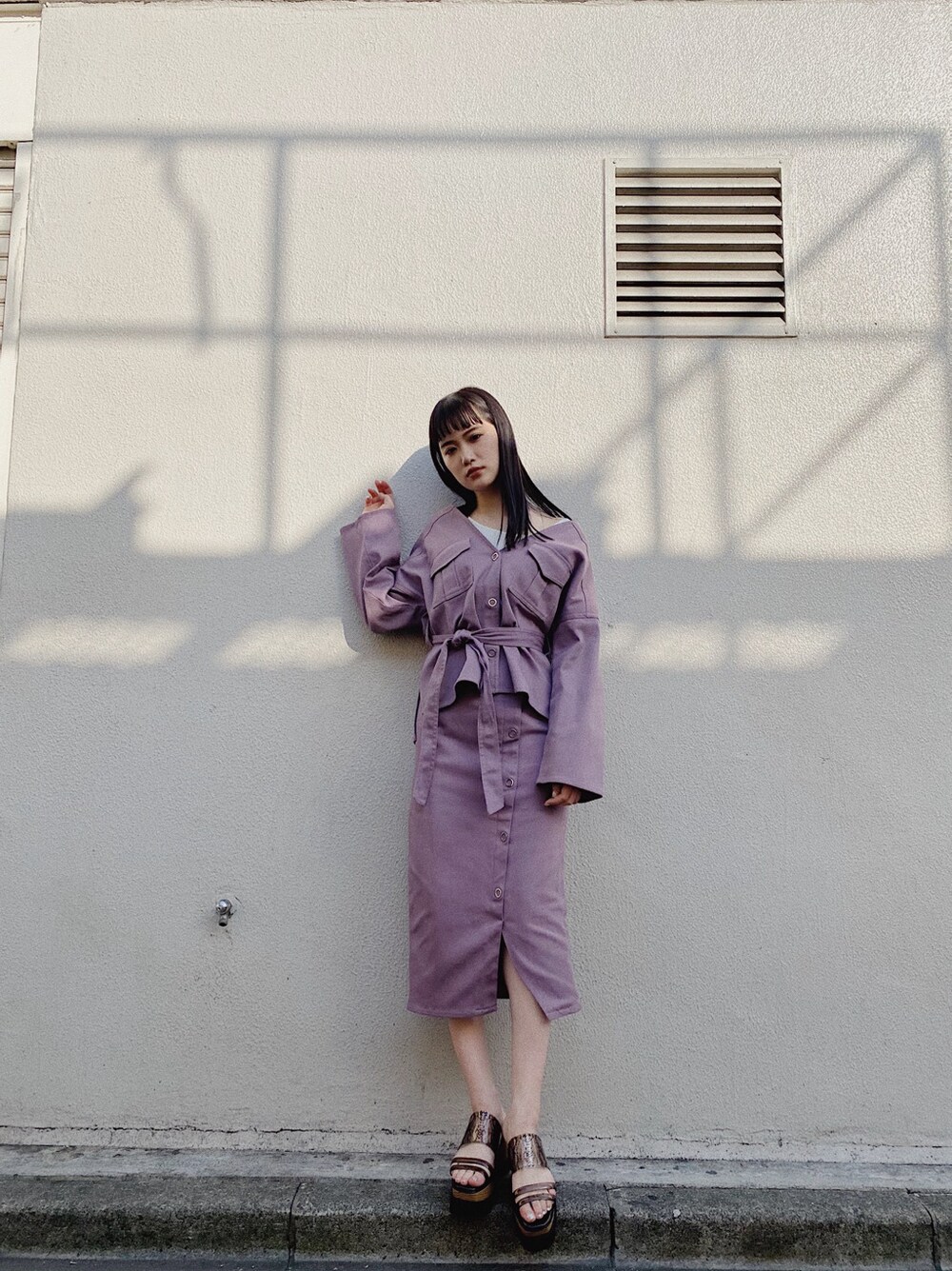 「#キレイめ、2020ss、murua、春カラー、#春服、#murua、#ムルーア、#ファッション、セットアップ、ノーカラーガウンジャケット、シルバーボタンタイトスカート、ピンクコーデ、#シルバーボタンタイトスカート、#ノーカラーガウンジャケット、#ピンク」｜「MURUAのシルバーボタンタイトスカート【セットアップ着用可能】（スカート、パープル系）」を使った、金澤 葵さん（レディース・158cm）の春コーディネートの3枚目の写真