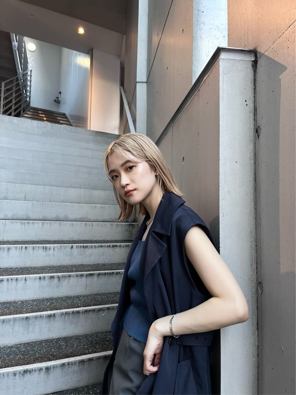 「#キレイめ、#murua_by_staff、#murua、トレンチコート、カジュアルコーデ、murua_snap、#ムルーア、着回しコーデ、着回し、#今日のコーデ、カジュアル、murua、#ファッション、ハイトーンボブ、#ワントーンコーデ」｜「MURUAのバックオープンアシメニットタンク（タンクトップ、ブルー系）」を使った、金澤 葵さん（レディース・158cm）の夏コーディネートの3枚目の写真