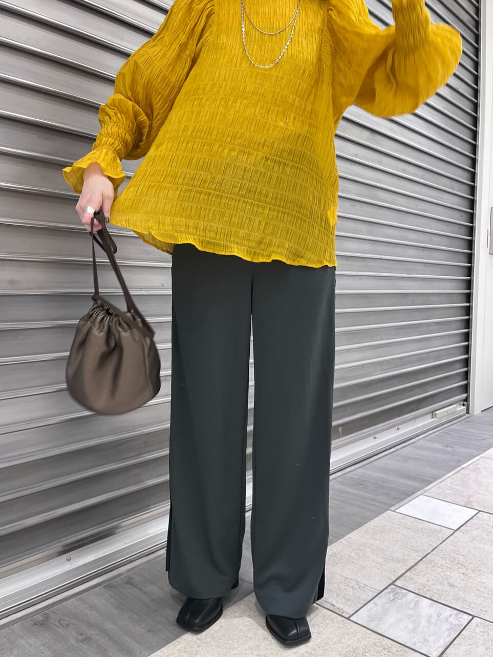 「大人フェミニン、ラインパンツ、ブルベ、ハイトーン、モード系ファッション、#キレイめ、#ムルーア、個性派、#ワイドパンツ、モード、ハイトーンボブ、murua、#今日のコーデ、大人カジュアル、フェミニンモード」｜「MURUAの2WAYワッシャーボリュームブラウス（シャツ/ブラウス、イエロー系）」を使った、金澤 葵さん（レディース・158cm）の夏コーディネートの6枚目の写真