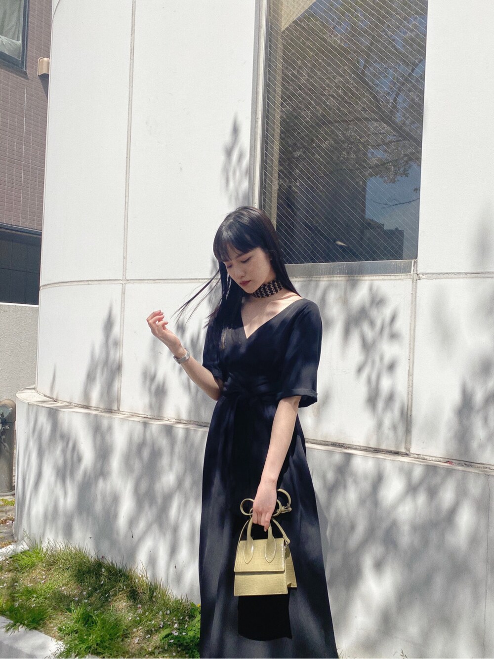 「2020ss、murua、春コーデ、#春服、#murua、#ムルーア、#ファッション、カジュアル、ロングワンピース、カシュクール、#ワンピース、#カシュクール、ワンピース、#murua_by_staff、#ワントーンコーデ」｜「MURUAのプリーツシフォンスカーフ（ストール/ショール、ブラック系）」を使った、金澤 葵さん（レディース・158cm）の春コーディネートの2枚目の写真